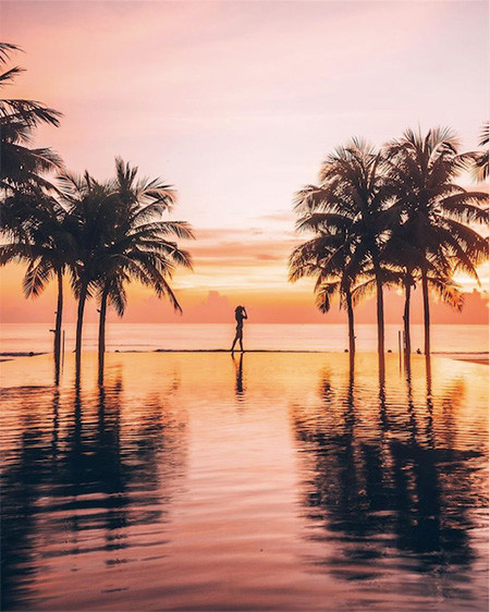 Khung cảnh hoàng hôn vừa kĩ vĩ, vừa nên thơ bên hồ bơi (Ảnh: @cherrielynn) Khung cảnh hoàng hôn vừa kĩ vĩ, vừa nên thơ bên hồ bơi (Ảnh: @cherrielynn)