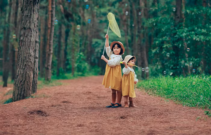 Khoảnh khắc trẻ thơ hồn nhiên giữa miền xanh cổ tích - Ảnh: Long Vũ