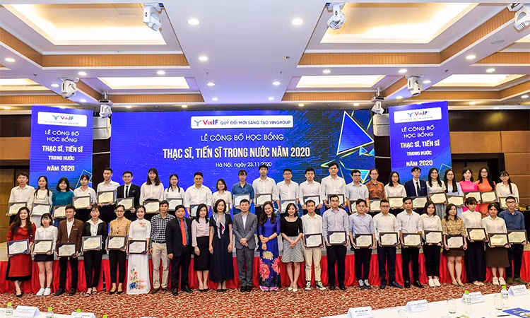 Năm 2020, Quỹ Đổi mới sáng tạo Vingroup VinIF trao gần 40 tỉ đồng cho 293 học viên cao học, nghiên cứu sinh trong nước