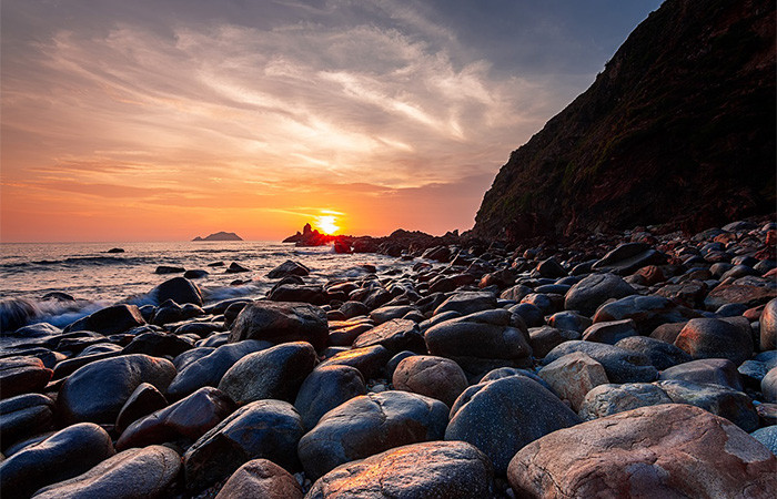 Nơi ngắm bình minh đẹp nhất Việt Nam – Eo Gió (Ảnh: shutterstock)