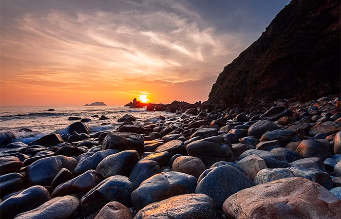 Nơi ngắm bình minh đẹp nhất Việt Nam – Eo Gió (Ảnh: shutterstock)