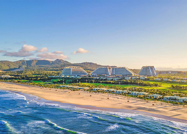 FLC Grand Hotel Quy Nhon được thiết kế như chuỗi ADN khổng lồ dài gần 1km bên bờ biển Nhơn Lý xinh đẹp. FLC Grand Hotel Quy Nhon được thiết kế như chuỗi ADN khổng lồ dài gần 1km bên bờ biển Nhơn Lý xinh đẹp.