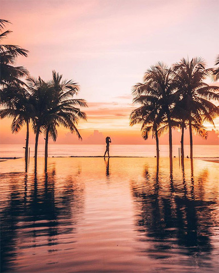 Du khách có thể dạo chơi bên bể bơi và nhấm nháp từng ngụm cocktail mát lạnh (Ảnh: Fanpage FLC Sầm Sơn) Du khách có thể dạo chơi bên bể bơi và nhấm nháp từng ngụm cocktail mát lạnh (Ảnh: Fanpage FLC Sầm Sơn)