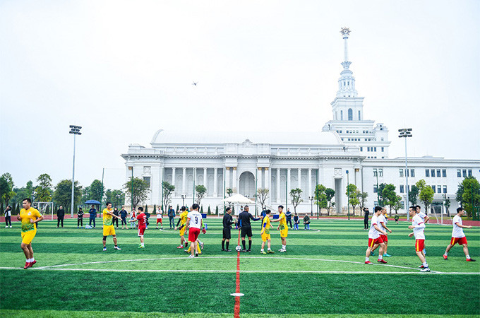 Không khí sôi động trên SVĐ Đại học VinUni, nơi các CLB đá bóng của cư dân Vinhomes Ocean Park thường xuyên tranh đấu, sinh hoạt