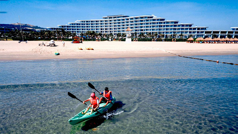 Chèo thuyền kayak cũng là một trải nghiệm thú vị trên biển Nhơn Lý