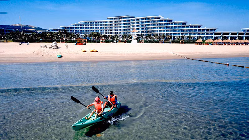 Chèo thuyền kayak cũng là một trải nghiệm thú vị trên biển Nhơn Lý