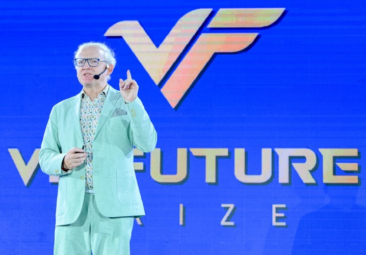 GS. Toby Walsh - Giám đốc khoa học Viện AI liên ngành của Đại học New South Wales (Úc) chia sẻ tại buổi tọa đàm chiều 2/12. GS. Toby Walsh - Giám đốc khoa học Viện AI liên ngành của Đại học New South Wales (Úc) chia sẻ tại buổi tọa đàm chiều 2/12.