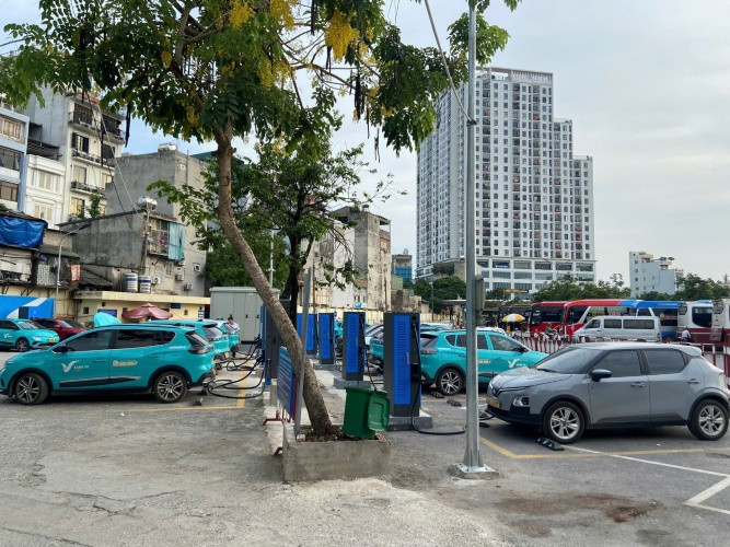 Trạm sạc xe điện V-Green tại bến xe Giáp Bát luôn có lưu lượng xe sạc lớn.