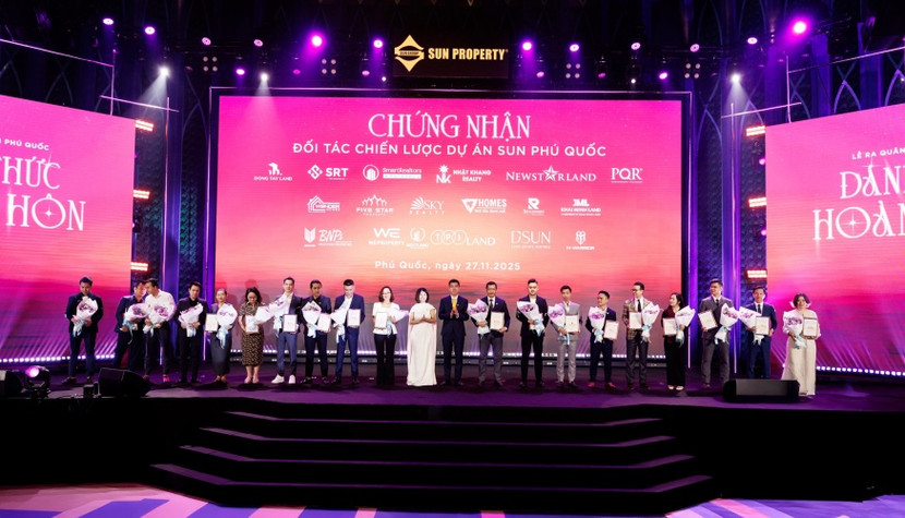 Đại diện Sun Property trao chứng nhận phân phối dự án cho các đối tác chiến lược. Ảnh: Ánh Dương.