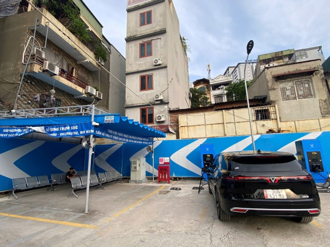 Trạm sạc có khu vực mái che để tài xế nghỉ ngơi trong lúc chờ sạc.