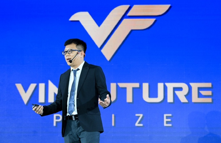 PGS. Lưu Anh Tuấn - Giám đốc điều hành Trung tâm nghiên cứu trí tuệ nhân tạo tại trường Đại học VinUni chia sẻ tại tọa đàm. PGS. Lưu Anh Tuấn - Giám đốc điều hành Trung tâm nghiên cứu trí tuệ nhân tạo tại trường Đại học VinUni chia sẻ tại tọa đàm.