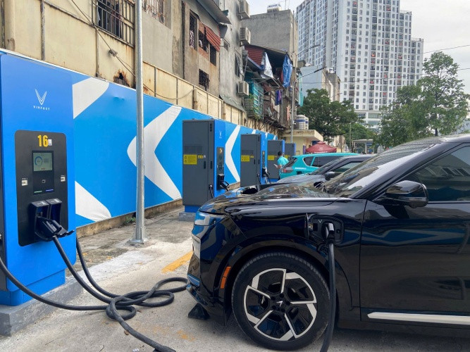 Các trụ sạc ở trạm này đều là trụ sạc nhanh công suất 120 kW, phù hợp cho nhiều loại xe VinFast.