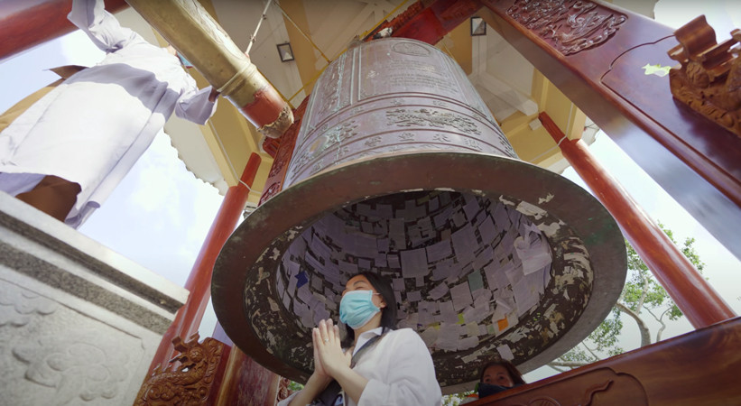 Đến núi Bà Đen, ngồi dưới đại hồng chung để cầu nguyện và tịnh tâm