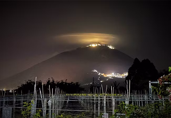 Hình ảnh được liên tưởng với mây dạ quang tại núi Bà Đen tối 13/02 Hình ảnh được liên tưởng với mây dạ quang tại núi Bà Đen tối 13/02