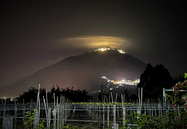 Hình ảnh được liên tưởng với mây dạ quang tại núi Bà Đen tối 13/02