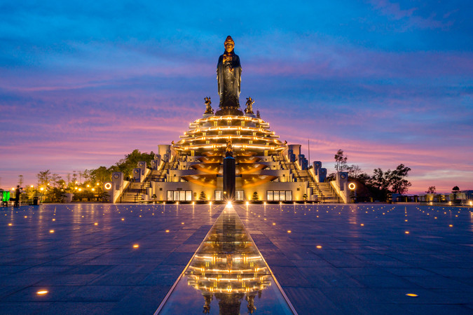 Tượng Phật Bà Tây Bổ uy nghi trên đỉnh núi Bà Đen