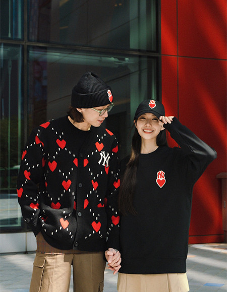 Lên đồ đôi “cháy phố” chất chơi cùng nàng với áo đôi Heart All Over từ nhà MLB