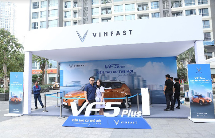 Anh Đinh Trần Thái Sơn cùng vợ đến xem VF 5 Plus từ rất sớm để ngắm chiếc xe tương lai của gia đình.