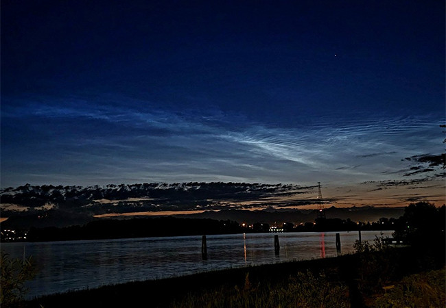 Hình ảnh mây dạ quang tại Vancouver, Canada. Ảnh: Twitter/@Stturner4669.