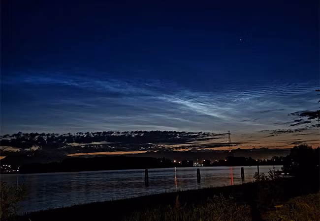 Hình ảnh mây dạ quang tại Vancouver, Canada. Ảnh: Twitter/@Stturner4669. Hình ảnh mây dạ quang tại Vancouver, Canada. Ảnh: Twitter/@Stturner4669.