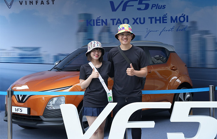 Anh Đặng Trọng Nghĩa và bạn gái đã quyết định chọn VF 5 Plus chỉ đơn giản vì muốn bảo vệ môi trường.