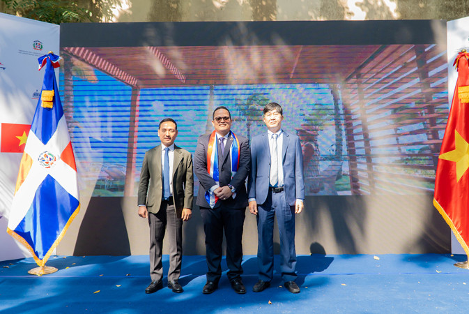 Ông Nguyễn Văn Tuấn - Chủ tịch HĐQT Tổng công ty Viglacera chụp ảnh cùng Đại sứ Đặc mệnh toàn quyền Cộng hòa Dominicana Jaime Francisco Rodríguez. Ông Nguyễn Văn Tuấn - Chủ tịch HĐQT Tổng công ty Viglacera chụp ảnh cùng Đại sứ Đặc mệnh toàn quyền Cộng hòa Dominicana Jaime Francisco Rodríguez.