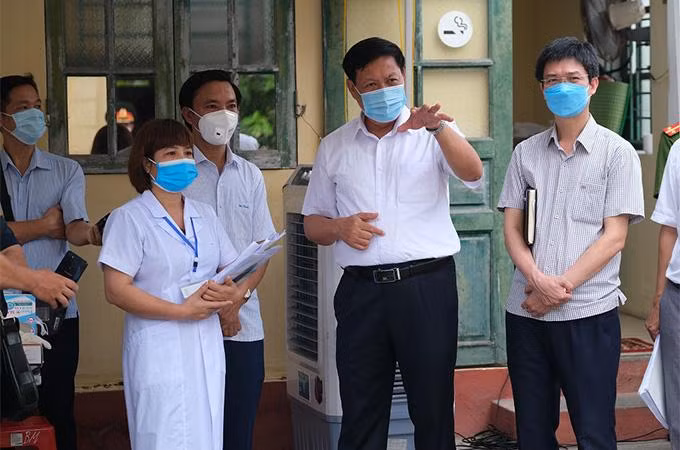 Thứ trưởng Bộ Y tế Đỗ Xuân Tuyên ( người đứng giữa) chỉ đạo chống dịch Covid-19