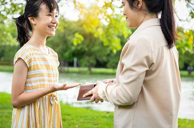 Giai đoạn đầu, phụ huynh cần giữ kỷ luật và hướng dẫn con chi tiêu đúng cách. Giai đoạn đầu, phụ huynh cần giữ kỷ luật và hướng dẫn con chi tiêu đúng cách.