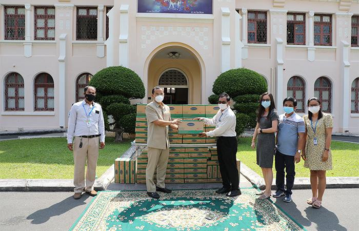 Angkormilk trao tận tay 1.000 thùng sữa cho đại diện chính quyền Phnom Penh để hỗ trợ cho người dân và trẻ em tại các “vùng đỏ” trong những ngày bị cách ly, phong tỏa