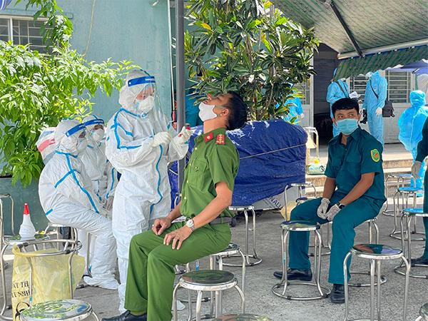 Con số ca nhiễm giảm dần sau 10 ngày “tổng lực” là thành quả bước đầu của người dân và chính quyền thành phố Con số ca nhiễm giảm dần sau 10 ngày “tổng lực” là thành quả bước đầu của người dân và chính quyền thành phố