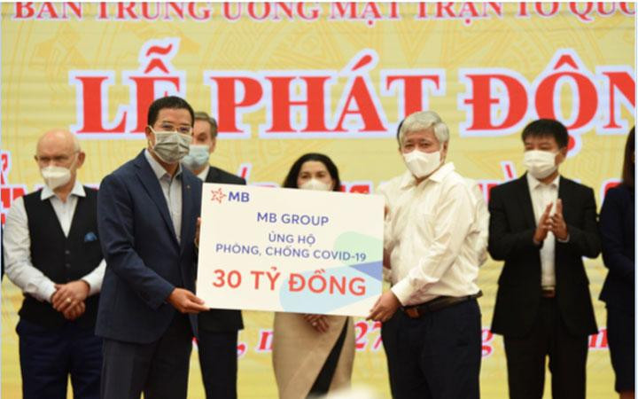 Ông Lưu Trung Thái – Phó Chủ tịch HĐQT, Tổng giám đốc MB đại diện MB Group trao tặng số tiền 30 tỷ đồng cho UB MTTQVN