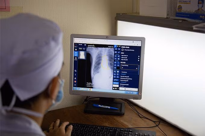 Bác sĩ sử dụng DrAid™ trong chẩn đoán hình ảnh