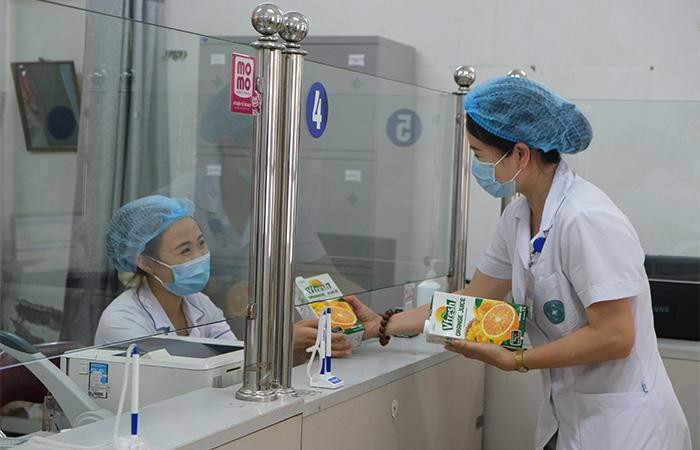 Các sản phẩm Vinamilk đã kịp thời “tiếp sức” cho các cán bộ y tế tại Bệnh viện Đa khoa Hà Đông Các sản phẩm Vinamilk đã kịp thời “tiếp sức” cho các cán bộ y tế tại Bệnh viện Đa khoa Hà Đông