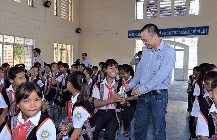 Các em nhỏ nhận sữa từ chương trình Quỹ sữa Vươn cao Việt Nam trong năm 2020 Các em nhỏ nhận sữa từ chương trình Quỹ sữa Vươn cao Việt Nam trong năm 2020