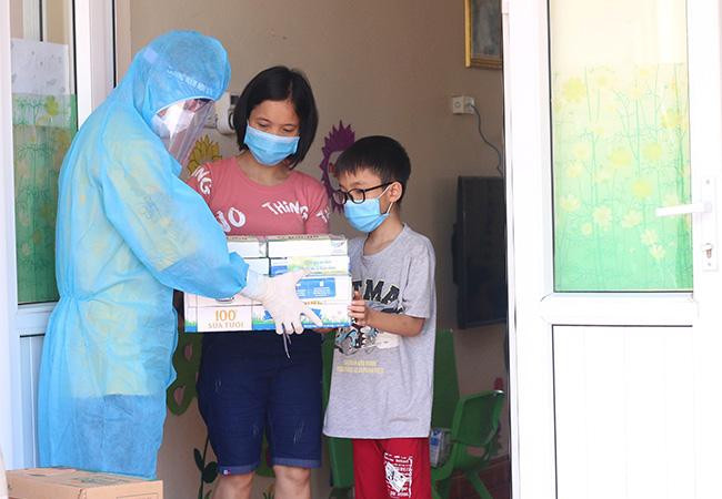 Người dân, trẻ em trong nơi cách ly tập trung tại huyện Thuận Thành, một trong những điểm nóng về dịch ở Bắc Ninh, đón nhận món quà từ Vinamilk Người dân, trẻ em trong nơi cách ly tập trung tại huyện Thuận Thành, một trong những điểm nóng về dịch ở Bắc Ninh, đón nhận món quà từ Vinamilk