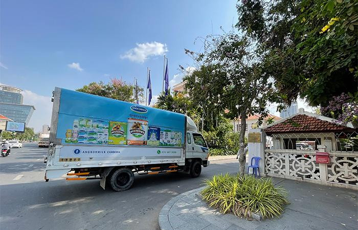 Các chuyến xe của Angkormilk kịp thời mang sữa đến các “vùng đỏ” tại Thủ đô Phnom Penh ngay giai đoạn phong tỏa, cách ly gắt gao