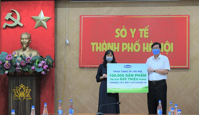 Gần 100.000 sản phẩm, tương đương hơn 655 triệu đồng, đã được Vinamilk trao tặng đại diện Sở Y tế TP. Hà Nội Gần 100.000 sản phẩm, tương đương hơn 655 triệu đồng, đã được Vinamilk trao tặng đại diện Sở Y tế TP. Hà Nội