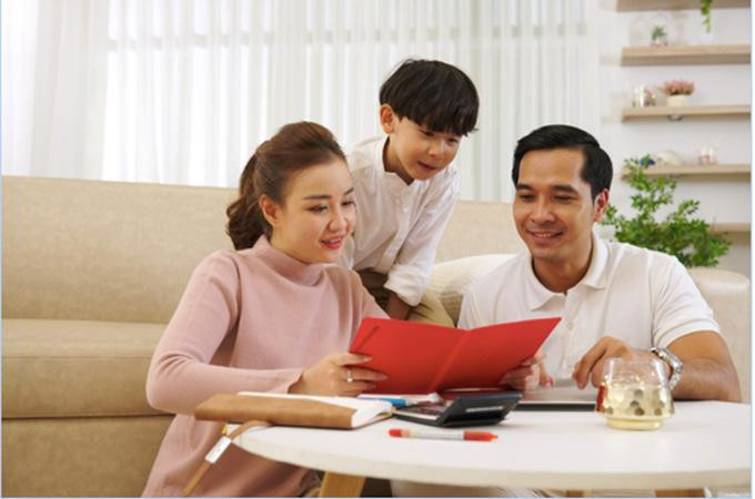 Cho phép con cùng tham gia lên danh sách mua sắm, cân đối chi tiêu để con biết cách chi tiêu hợp lý