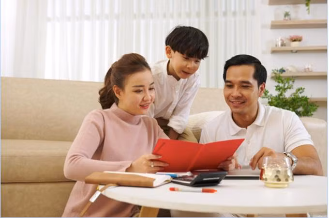 Cho phép con cùng tham gia lên danh sách mua sắm, cân đối chi tiêu để con biết cách chi tiêu hợp lý