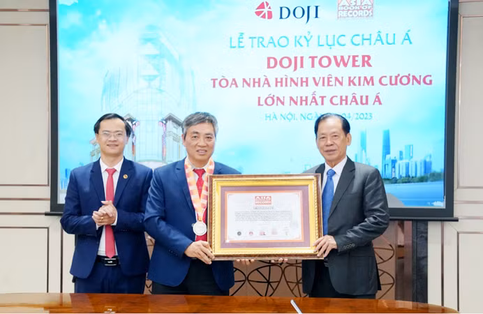 Ông Dương Anh Tuấn – Phó Tổng Giám đốc Tập đoàn DOJI đại diện nhận huân chương và giấy chứng nhận từ Asia Book of Records