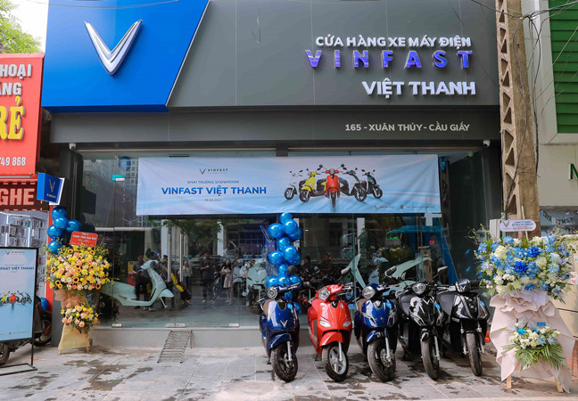 VinFast Việt Thanh (165 Xuân Thuỷ, Cầu Giấy, Hà Nội) là đại lý uỷ quyền xe máy điện VinFast đầu tiên khai trương trong năm 2023. VinFast Việt Thanh (165 Xuân Thuỷ, Cầu Giấy, Hà Nội) là đại lý uỷ quyền xe máy điện VinFast đầu tiên khai trương trong năm 2023.
