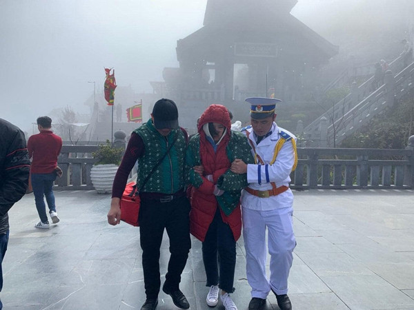 Nhân viên hỗ trợ du khách tại KDL Fansipan Legend (Ảnh minh hoạ) Nhân viên hỗ trợ du khách tại KDL Fansipan Legend (Ảnh minh hoạ)