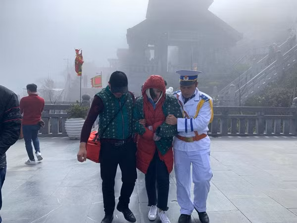 Nhân viên hỗ trợ du khách tại KDL Fansipan Legend (Ảnh minh hoạ) Nhân viên hỗ trợ du khách tại KDL Fansipan Legend (Ảnh minh hoạ)