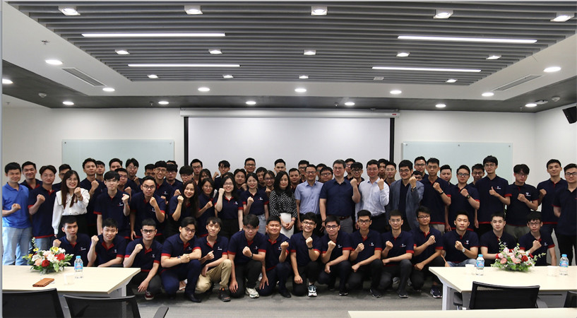 Chương trình đào tạo kỹ sư AI của Vingroup đã thu hút hơn 1.000 hồ sơ ưu tú, đào tạo 240 học viên xuất sắc nhất, sở hữu thành tích, danh hiệu học thuật cấp quốc gia, quốc tế.