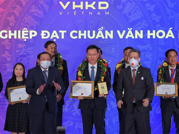 Ông Lê Thanh Tùng – Thành viên HĐQT VietinBank đại diện doanh nghiệp nhận danh hiệu “Doanh nghiệp đạt chuẩn văn hóa kinh doanh Việt Nam” năm 2021