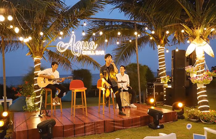 Aqua Chill Bar Sầm Sơn chiêu đãi du khách bằng những show nhạc sống đặc sắc