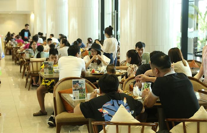 Du khách thưởng thức buffet tại khách sạn FLC Sầm Sơn