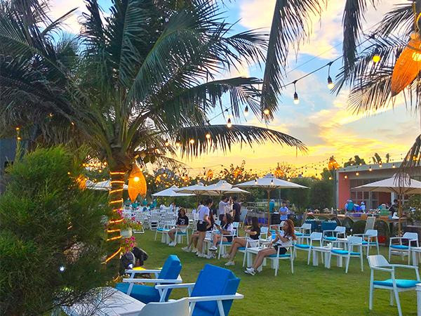 Không gian tràn ngập sắc xanh tươi mát tại Aqua Beach Club