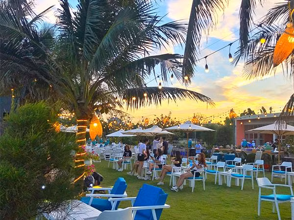 Không gian tràn ngập sắc xanh tươi mát tại Aqua Beach Club