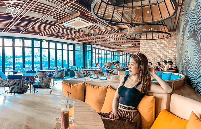 Không gian ngập tràn màu sắc nhiệt đới tại Aqua Beach Club (Ảnh: Thanh Hà)